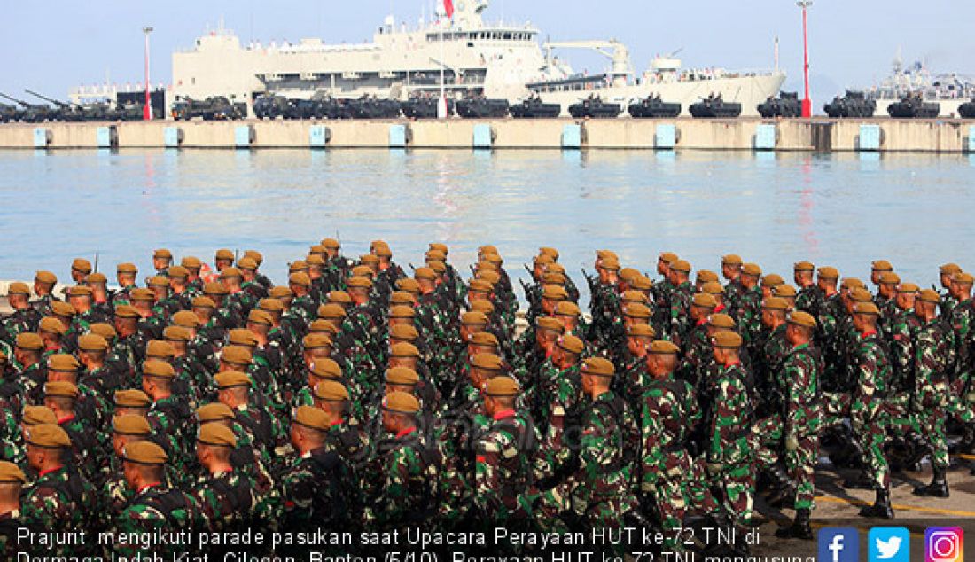 Prajurit mengikuti parade pasukan saat Upacara Perayaan HUT ke-72 TNI di Dermaga Indah Kiat, Cilegon, Banten (5/10). Perayaan HUT ke-72 TNI mengusung tema Bersama Rakyat TNI Kuat. - JPNN.com