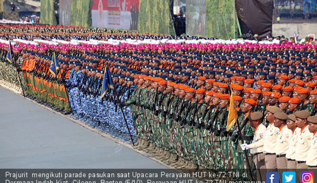 Prajurit mengikuti parade pasukan saat Upacara Perayaan HUT ke-72 TNI di Dermaga Indah Kiat, Cilegon, Banten (5/10). Perayaan HUT ke-72 TNI mengusung tema Bersama Rakyat TNI Kuat. - JPNN.com