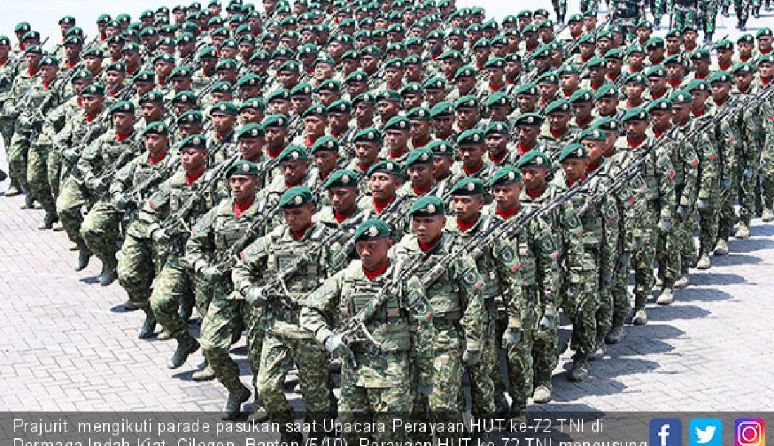 Prajurit mengikuti parade pasukan saat Upacara Perayaan HUT ke-72 TNI di Dermaga Indah Kiat, Cilegon, Banten (5/10). Perayaan HUT ke-72 TNI mengusung tema Bersama Rakyat TNI Kuat. - JPNN.com