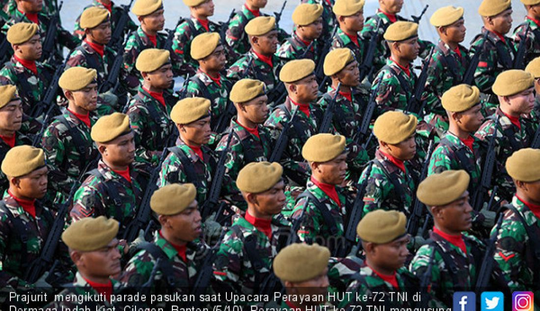 Prajurit mengikuti parade pasukan saat Upacara Perayaan HUT ke-72 TNI di Dermaga Indah Kiat, Cilegon, Banten (5/10). Perayaan HUT ke-72 TNI mengusung tema Bersama Rakyat TNI Kuat. - JPNN.com