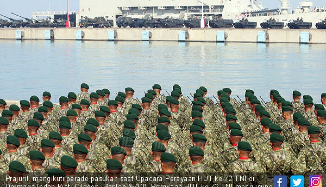 Prajurit mengikuti parade pasukan saat Upacara Perayaan HUT ke-72 TNI di Dermaga Indah Kiat, Cilegon, Banten (5/10). Perayaan HUT ke-72 TNI mengusung tema Bersama Rakyat TNI Kuat. - JPNN.com