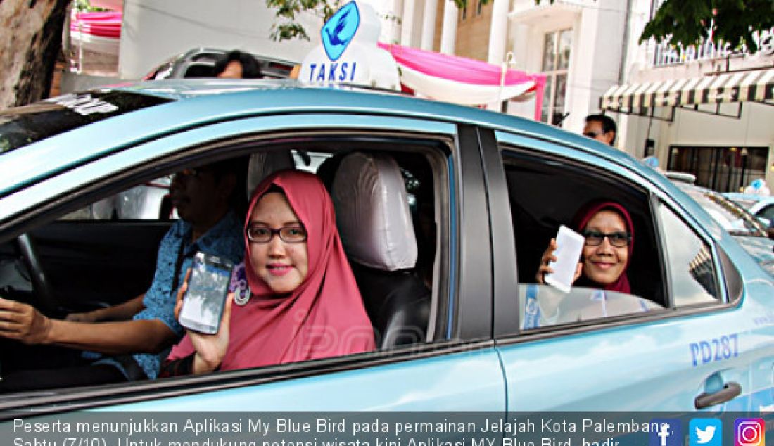 Peserta menunjukkan Aplikasi My Blue Bird pada permainan Jelajah Kota Palembang, Sabtu (7/10). Untuk mendukung potensi wisata kini Aplikasi MY Blue Bird hadir di Kota Palembang. - JPNN.com