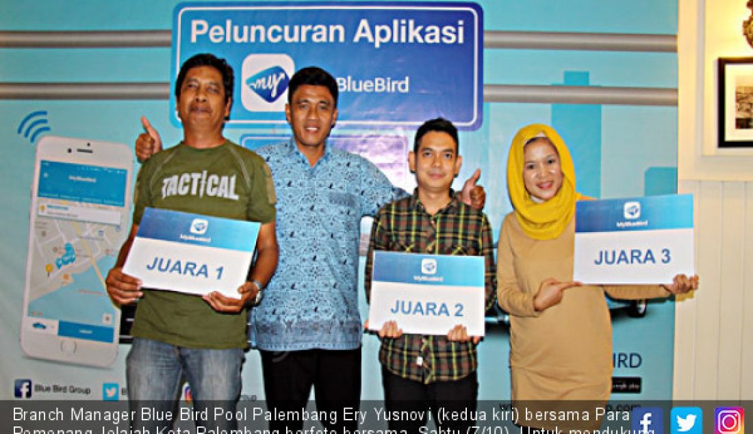 Branch Manager Blue Bird Pool Palembang Ery Yusnovi (kedua kiri) bersama Para Pemenang Jelajah Kota Palembang berfoto bersama, Sabtu (7/10). Untuk mendukung potensi wisata kini Aplikasi MY Blue Bird hadir di Kota Palembang. - JPNN.com