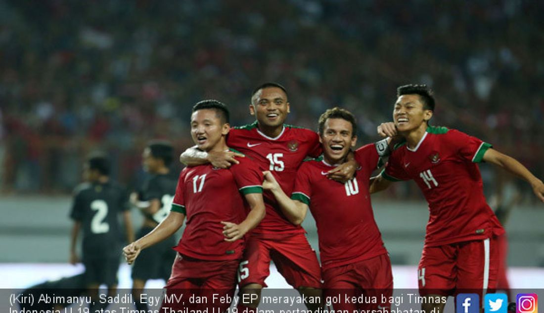 (Kiri) Abimanyu, Saddil, Egy MV, dan Feby EP merayakan gol kedua bagi Timnas Indonesia U-19 atas Timnas Thailand U-19 dalam pertandingan persahabatan di Stadion Wibawa Mukti, Kab Bekasi, Jabar, Minggu (8/10). - JPNN.com