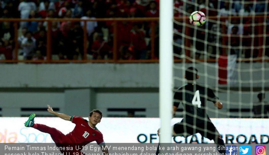 Pemain Timnas Indonesia U-19 Egy MV menendang bola ke arah gawang yang dihadang pesepak bola Thailand U-19 Keeron Ornchaiphum dalam pertandingan persahabatan di Stadion Wibawa Mukti, Kab Bekasi, Jabar, Minggu (8/10). - JPNN.com