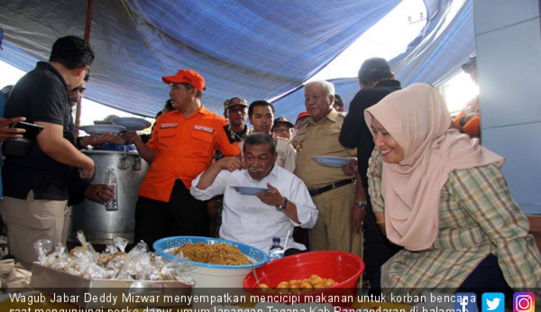 Wagub Jabar Deddy Mizwar menyempatkan mencicipi makanan untuk korban bencana saat mengunjungi posko dapur umum lapangan Tagana Kab Pangandaran di halaman Kantor Ds Cikembulan, Kec Sidamulih, Kab Pangandaran, Senin (9/10). - JPNN.com