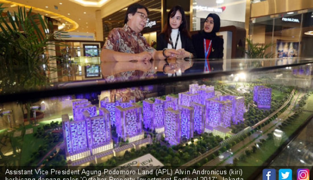 Assistant Vice President Agung Podomoro Land (APL) Alvin Andronicus (kiri) berbicang dengan sales 'October Property Investment Festival 2017', Jakarta. Kamis (12/10). - JPNN.com