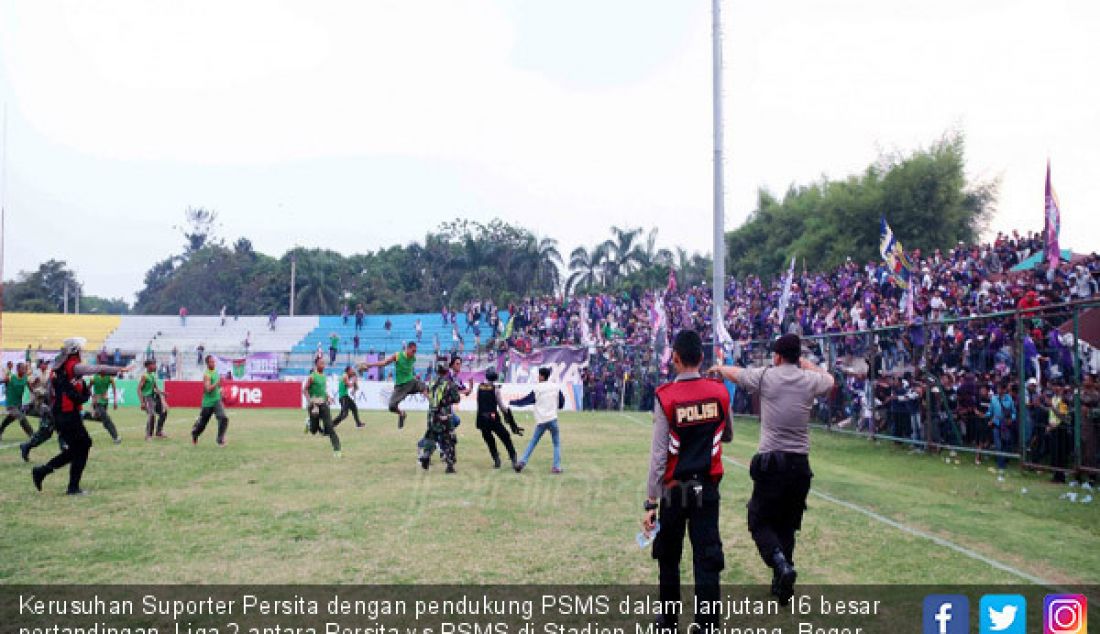 Kerusuhan Suporter Persita dengan pendukung PSMS dalam lanjutan 16 besar pertandingan. Liga 2 antara Persita vs PSMS di Stadion Mini Cibinong, Bogor, Rabu (11/10). PSMS berhasil mengalahkan Persita dengan Skor 1 - 0. - JPNN.com
