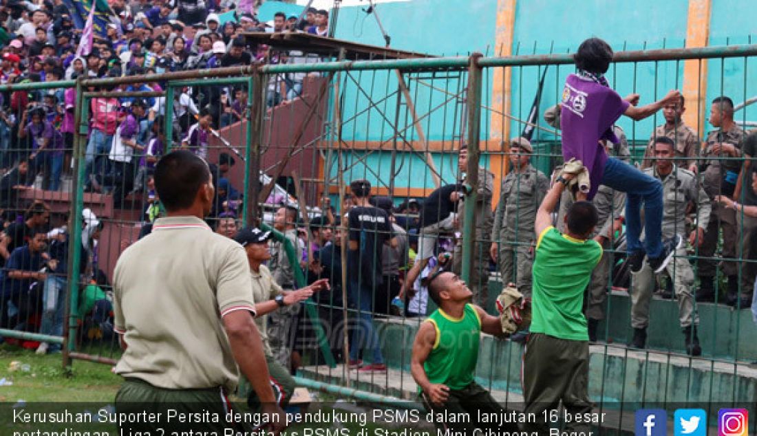 Kerusuhan Suporter Persita dengan pendukung PSMS dalam lanjutan 16 besar pertandingan. Liga 2 antara Persita vs PSMS di Stadion Mini Cibinong, Bogor, Rabu (11/10). PSMS berhasil mengalahkan Persita dengan Skor 1 - 0. - JPNN.com