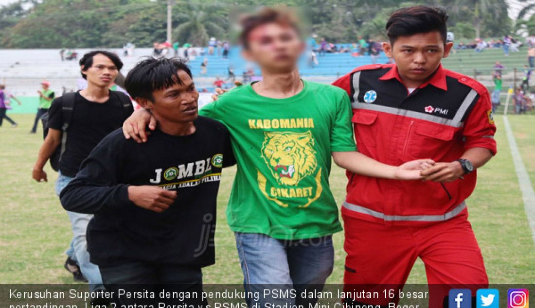 Suporter Persita Tangerang terluka usai kerusuhan dengan pendukung PSMS medan dalam lanjutan 16 besar pertandingan Liga 2 antara Persita Tangerang VS PSMS Medan di Stadion Mini Cibinong, Bogor, Rabu (11/10). - JPNN.com