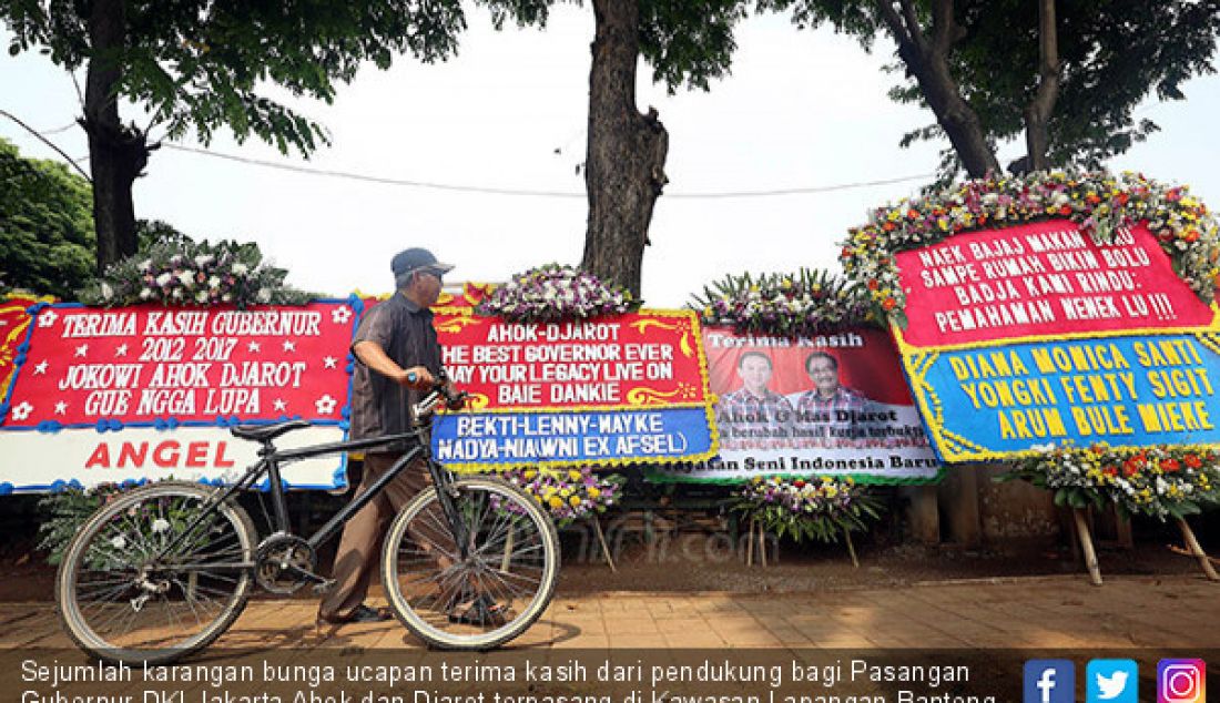 Sejumlah karangan bunga ucapan terima kasih dari pendukung bagi Pasangan Gubernur DKI Jakarta Ahok dan Djarot terpasang di Kawasan Lapangan Banteng, Jakarta, Jum'at (13/10). - JPNN.com