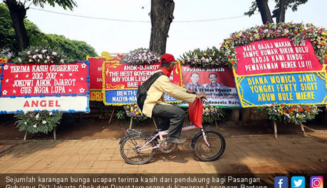 Sejumlah karangan bunga ucapan terima kasih dari pendukung bagi Pasangan Gubernur DKI Jakarta Ahok dan Djarot terpasang di Kawasan Lapangan Banteng, Jakarta, Jum'at (13/10). - JPNN.com