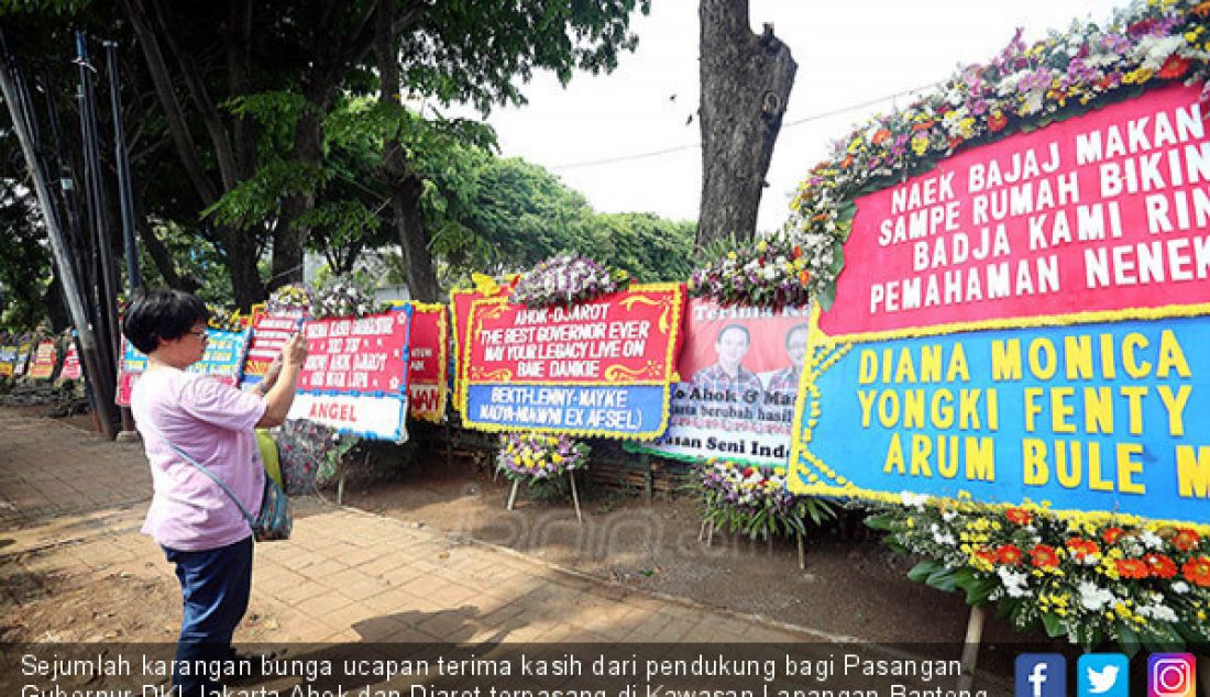 Sejumlah karangan bunga ucapan terima kasih dari pendukung bagi Pasangan Gubernur DKI Jakarta Ahok dan Djarot terpasang di Kawasan Lapangan Banteng, Jakarta, Jum'at (13/10). - JPNN.com