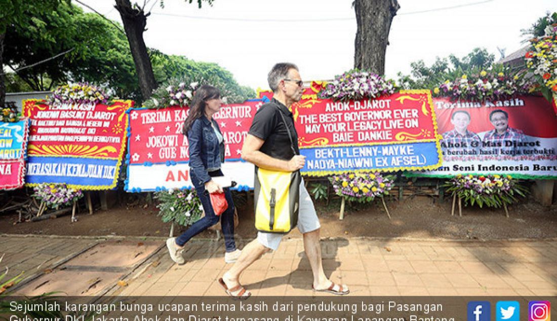 Sejumlah karangan bunga ucapan terima kasih dari pendukung bagi Pasangan Gubernur DKI Jakarta Ahok dan Djarot terpasang di Kawasan Lapangan Banteng, Jakarta, Jum'at (13/10). - JPNN.com