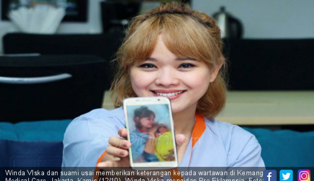 Winda VIska dan suami usai memberikan keterangan kepada wartawan di Kemang Medical Care, Jakarta, Kamis (12/10). Winda Viska mengidap Pre Eklampsia. - JPNN.com