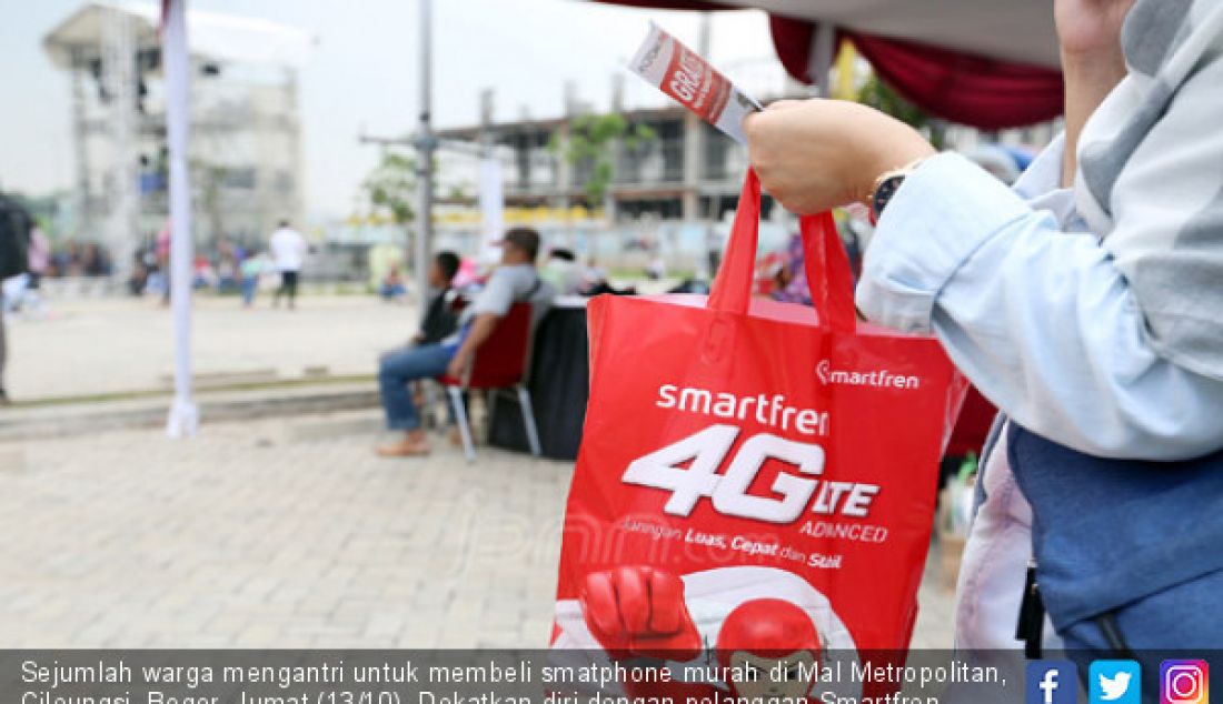 Sejumlah warga mengantri untuk membeli smatphone murah di Mal Metropolitan, Cileungsi, Bogor, Jumat (13/10). Dekatkan diri dengan pelanggan Smartfren tawarkan handphone murah Andromax Prime dengan harga Rp 349.000. - JPNN.com