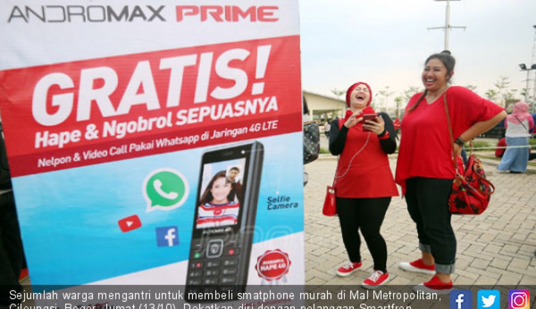 Sejumlah warga mengantri untuk membeli smatphone murah di Mal Metropolitan, Cileungsi, Bogor, Jumat (13/10). Dekatkan diri dengan pelanggan Smartfren tawarkan handphone murah Andromax Prime dengan harga Rp 349.000. - JPNN.com