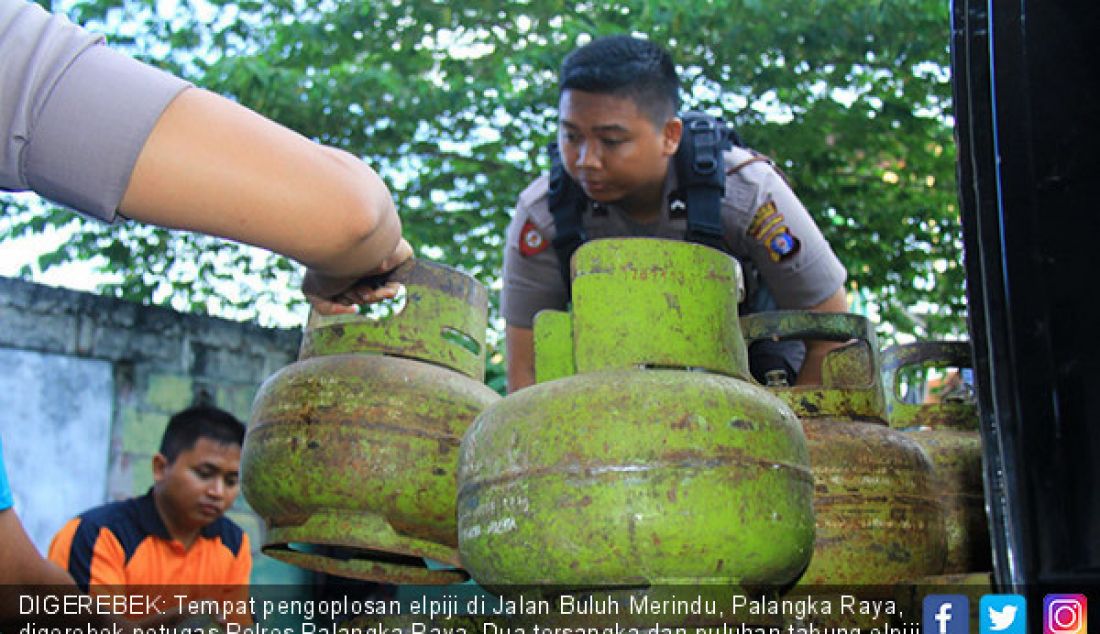 DIGEREBEK: Tempat pengoplosan elpiji di Jalan Buluh Merindu, Palangka Raya, digerebek petugas Polres Palangka Raya. Dua tersangka dan puluhan tabung elpiji 3 kg dan 12 kg diamankan, Jumat (13/10). - JPNN.com