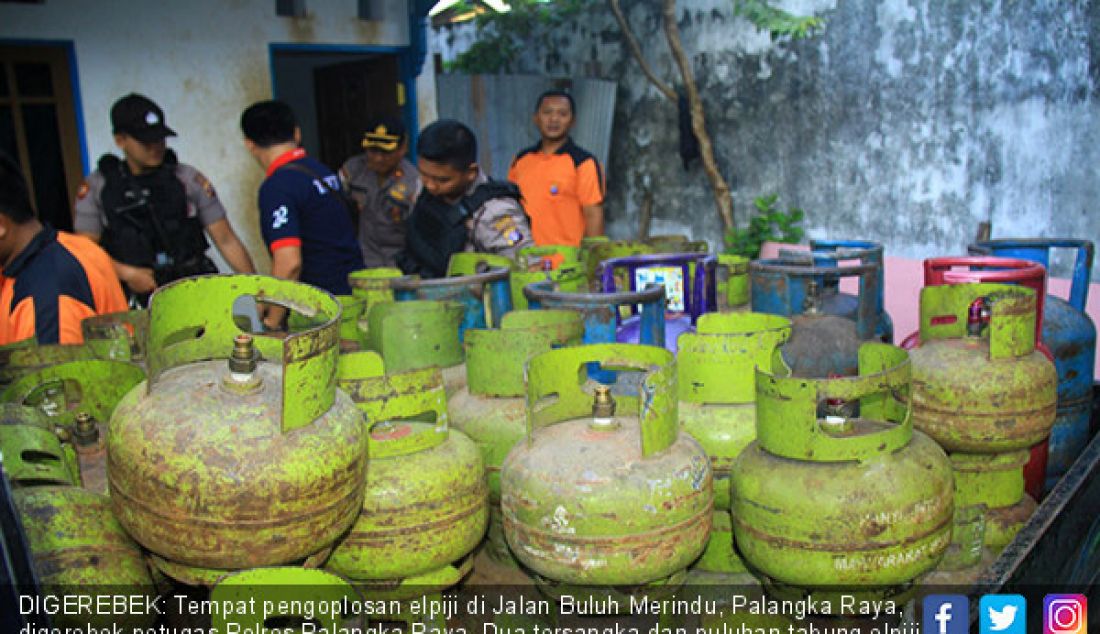 DIGEREBEK: Tempat pengoplosan elpiji di Jalan Buluh Merindu, Palangka Raya, digerebek petugas Polres Palangka Raya. Dua tersangka dan puluhan tabung elpiji 3 kg dan 12 kg diamankan, Jumat (13/10). - JPNN.com