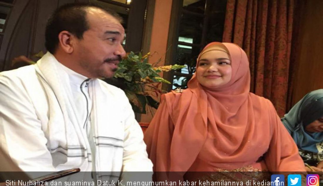 Siti Nurhaliza dan suaminya Datuk K, mengumumkan kabar kehamilannya di kediaman mereka, Kuala Kumpur, Jumat (13/10). - JPNN.com