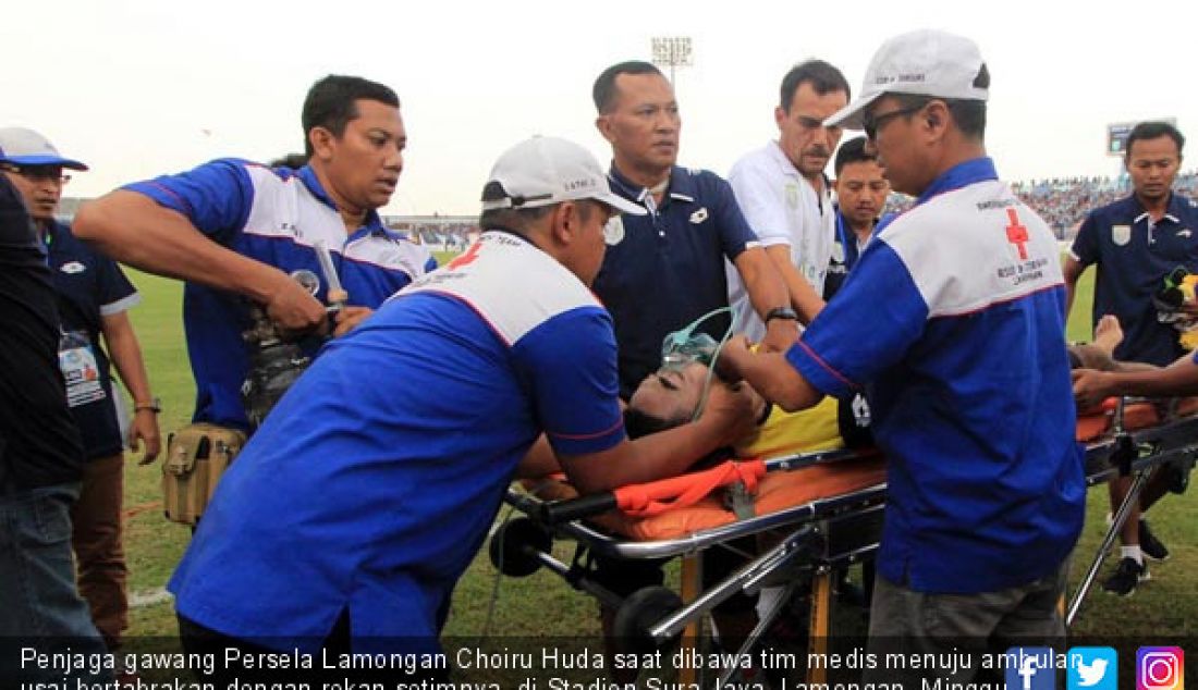 Penjaga gawang Persela Lamongan Choiru Huda saat dibawa tim medis menuju ambulan usai bertabrakan dengan rekan setimnya, di Stadion Sura Jaya, Lamongan, Minggu (15/10). Setelah dibawa ke rumah sakit akhirnya meninggal dunia. - JPNN.com