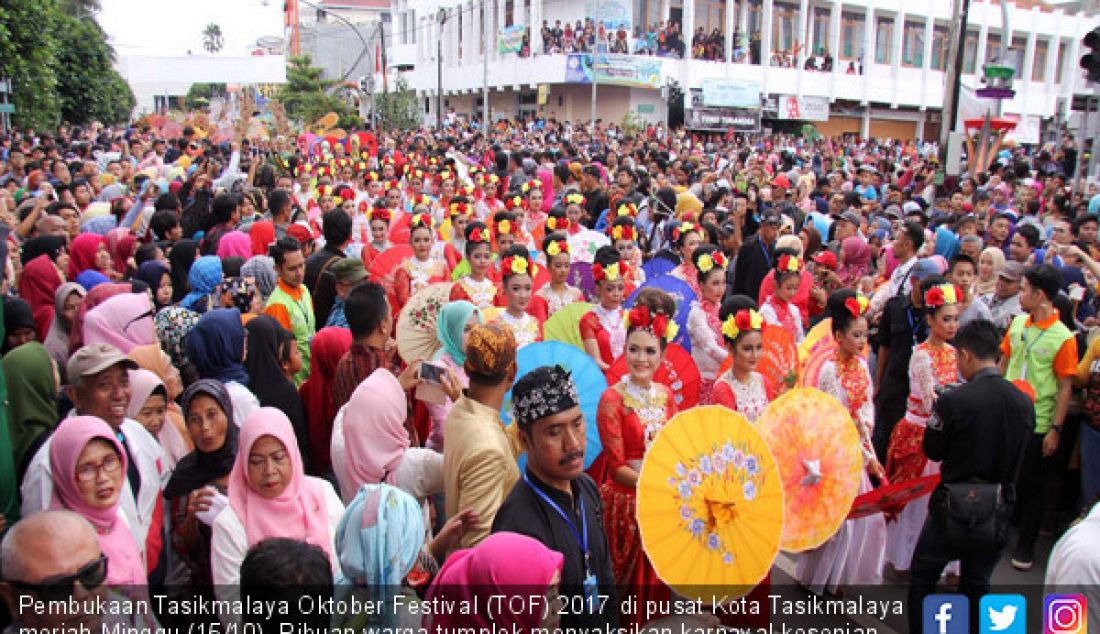 Pembukaan Tasikmalaya Oktober Festival (TOF) 2017 di pusat Kota Tasikmalaya meriah Minggu (15/10). Ribuan warga tumplek menyaksikan karnaval kesenian tahunan itu. - JPNN.com