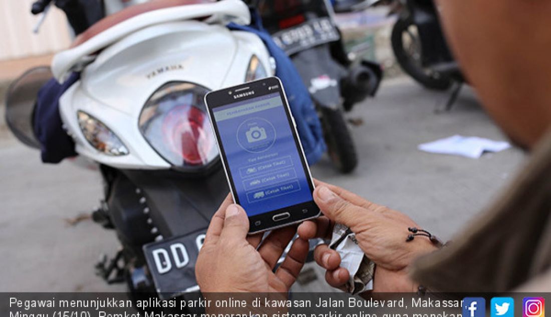 Pegawai menunjukkan aplikasi parkir online di kawasan Jalan Boulevard, Makassar, Minggu (15/10). Pemkot Makassar menerapkan sistem parkir online guna menekan kebocoran pendapatan daerah. - JPNN.com