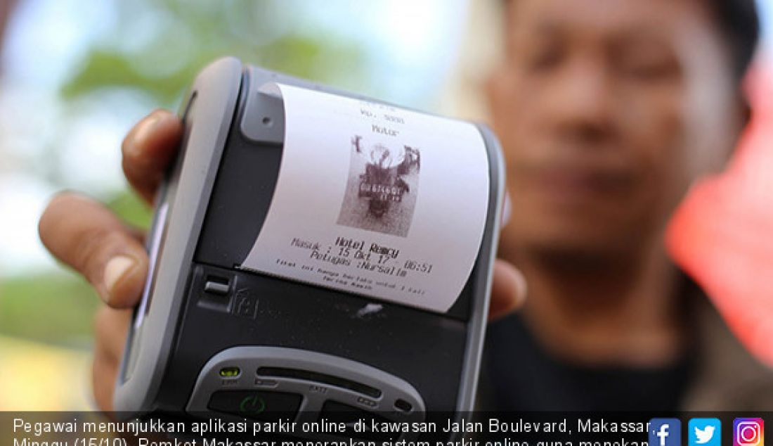 Pegawai menunjukkan aplikasi parkir online di kawasan Jalan Boulevard, Makassar, Minggu (15/10). Pemkot Makassar menerapkan sistem parkir online guna menekan kebocoran pendapatan daerah. - JPNN.com