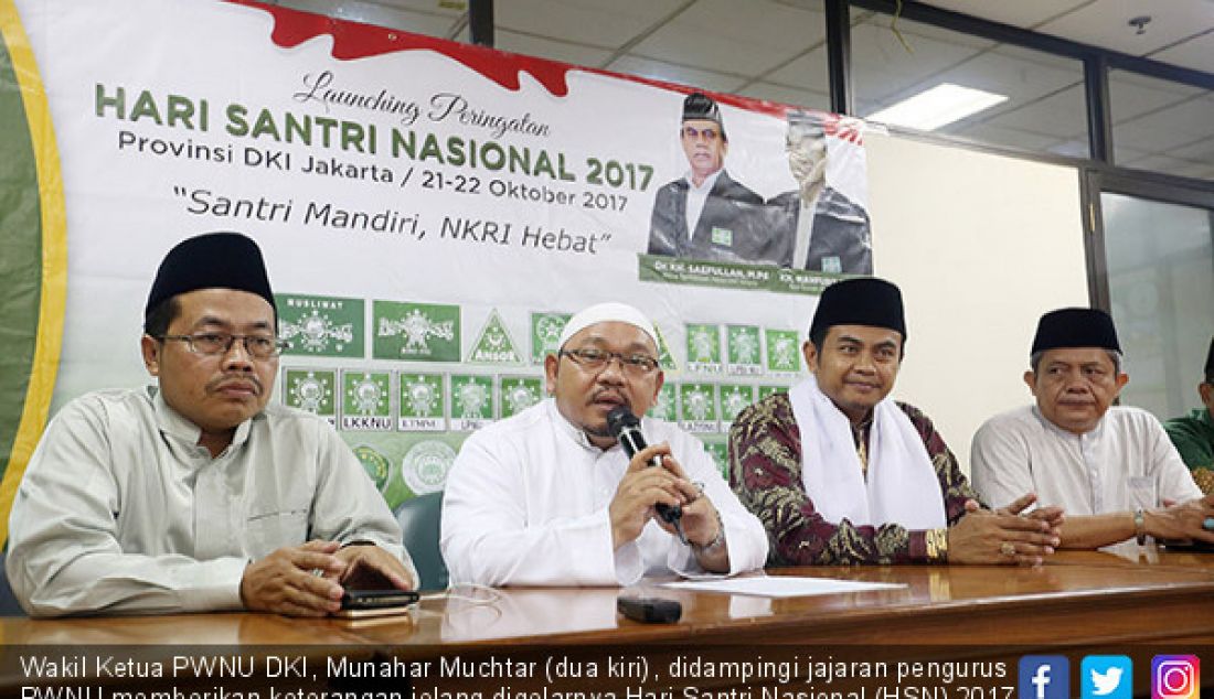 Wakil Ketua PWNU DKI, Munahar Muchtar (dua kiri), didampingi jajaran pengurus PWNU memberikan keterangan jelang digelarnya Hari Santri Nasional (HSN) 2017, Jakarta, Selasa (17/10). - JPNN.com