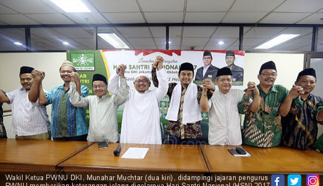 Wakil Ketua PWNU DKI, Munahar Muchtar (dua kiri), didampingi jajaran pengurus PWNU memberikan keterangan jelang digelarnya Hari Santri Nasional (HSN) 2017, Jakarta, Selasa (17/10). - JPNN.com