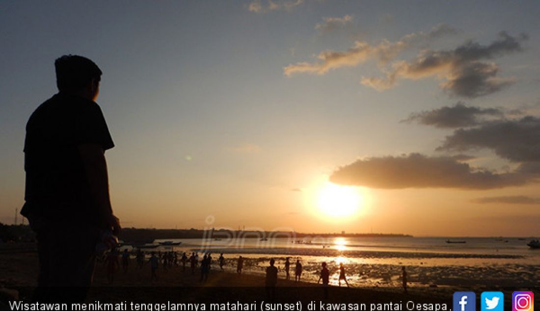Wisatawan menikmati tenggelamnya matahari (sunset) di kawasan pantai Oesapa, kota Kupang, Nusa Tenggara Timur (NTT). - JPNN.com