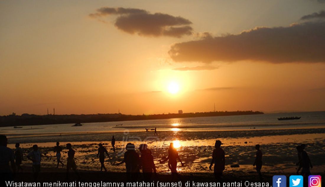 Wisatawan menikmati tenggelamnya matahari (sunset) di kawasan pantai Oesapa, kota Kupang, Nusa Tenggara Timur (NTT). - JPNN.com