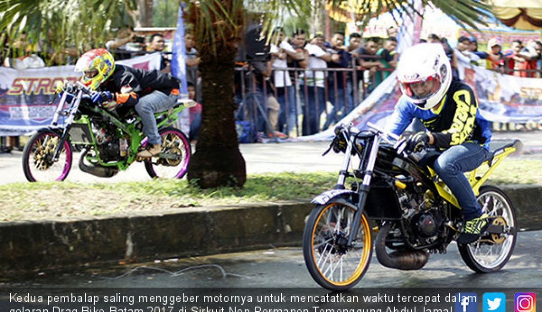 Kedua pembalap saling menggeber motornya untuk mencatatkan waktu tercepat dalam gelaran Drag Bike Batam 2017 di Sirkuit Non Permanen Temenggung Abdul Jamal Batam, Batam, Minggu (15/10). - JPNN.com