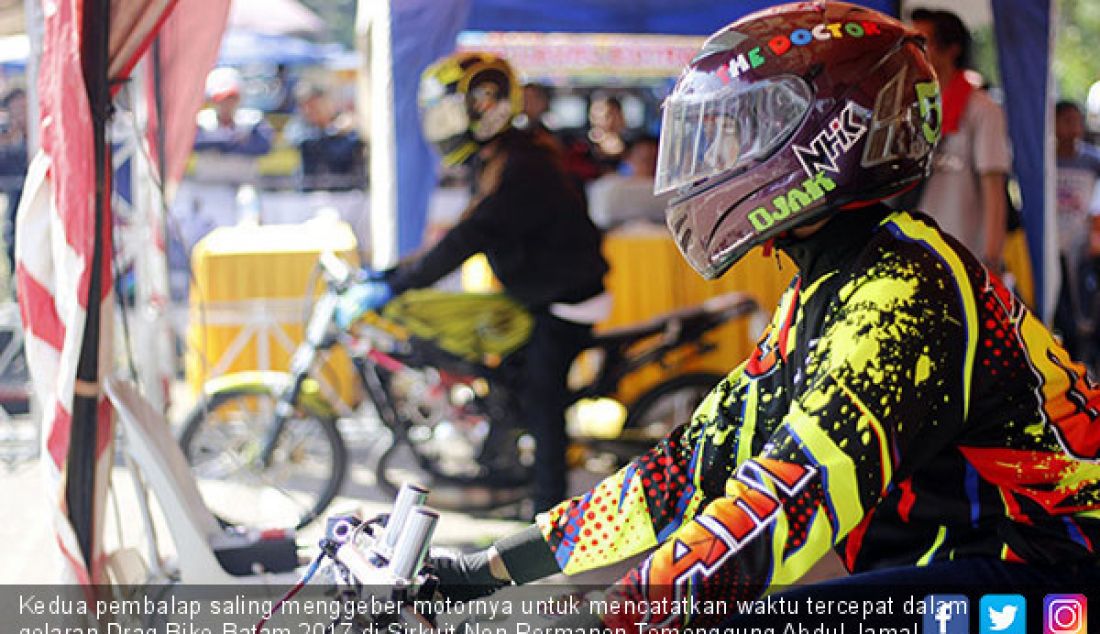 Kedua pembalap saling menggeber motornya untuk mencatatkan waktu tercepat dalam gelaran Drag Bike Batam 2017 di Sirkuit Non Permanen Temenggung Abdul Jamal Batam, Batam, Minggu (15/10). - JPNN.com