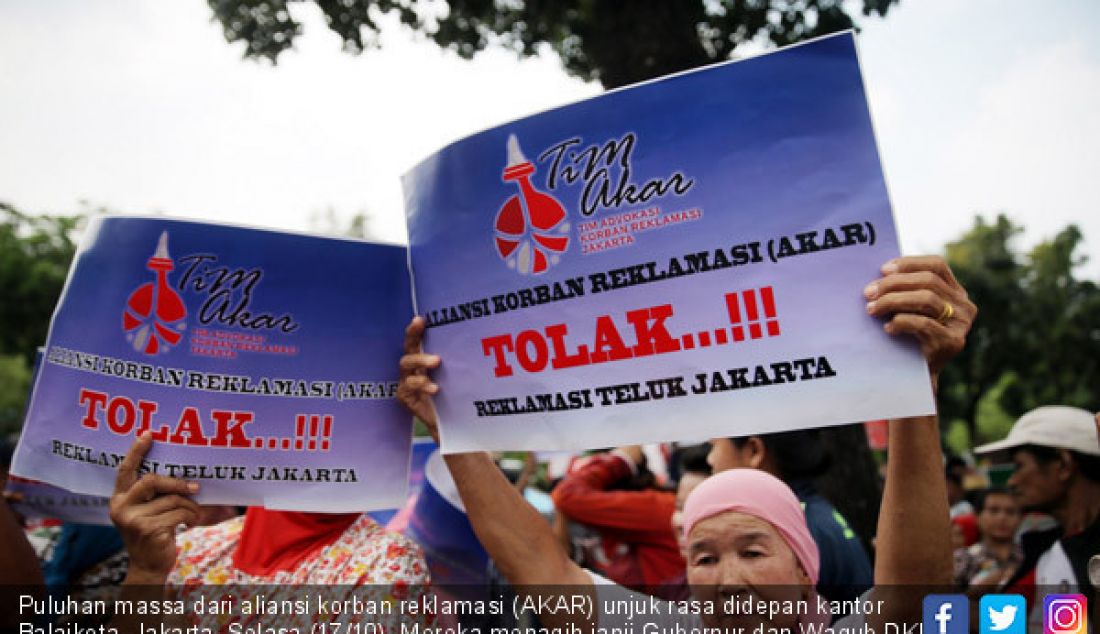 Puluhan massa dari aliansi korban reklamasi (AKAR) unjuk rasa didepan kantor Balaikota, Jakarta, Selasa (17/10). Mereka menagih janji Gubernur dan Wagub DKI Jakarta untuk memberhentikan proyek reklamasi teluk Jakarta. - JPNN.com