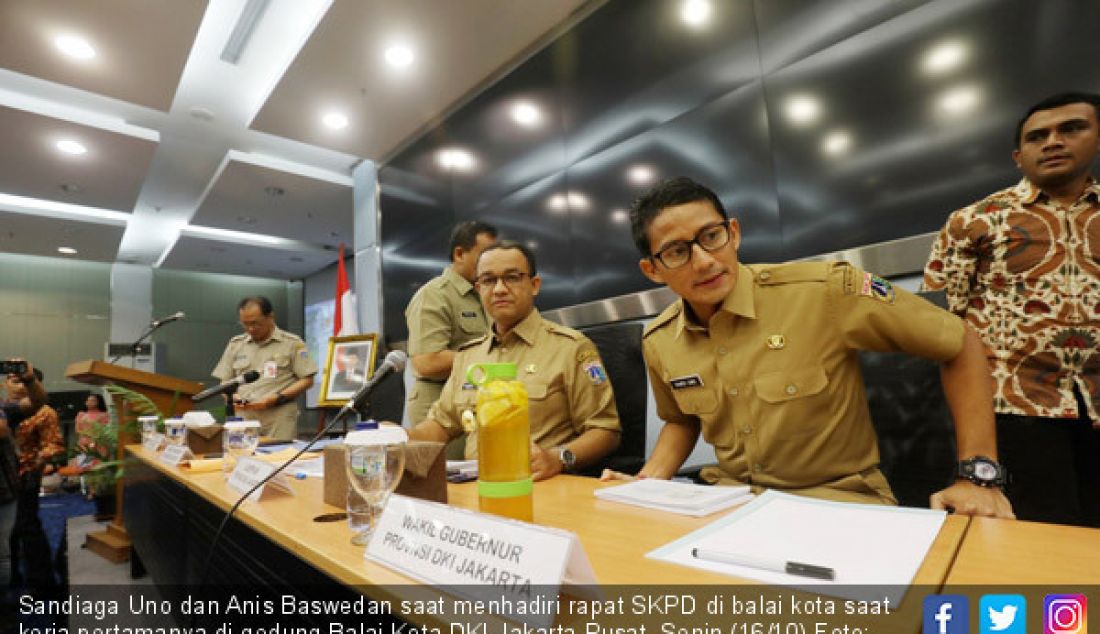 Sandiaga Uno dan Anis Baswedan saat menhadiri rapat SKPD di balai kota saat kerja pertamanya di gedung Balai Kota DKI Jakarta Pusat, Senin (16/10) - JPNN.com