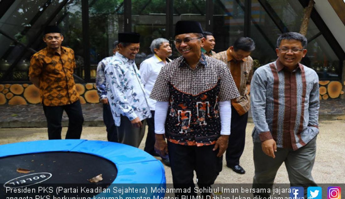 Presiden PKS (Partai Keadilan Sejahtera) Mohammad Sohibul Iman bersama jajaran anggota PKS berkunjung kerumah mantan Menteri BUMN Dahlan Iskan dikediamannya di Surabaya, kemarin, Selasa (17/10) - JPNN.com
