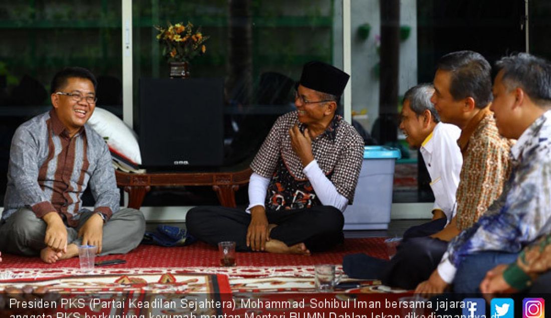 Presiden PKS (Partai Keadilan Sejahtera) Mohammad Sohibul Iman bersama jajaran anggota PKS berkunjung kerumah mantan Menteri BUMN Dahlan Iskan dikediamannya di Surabaya, kemarin, Selasa (17/10) - JPNN.com