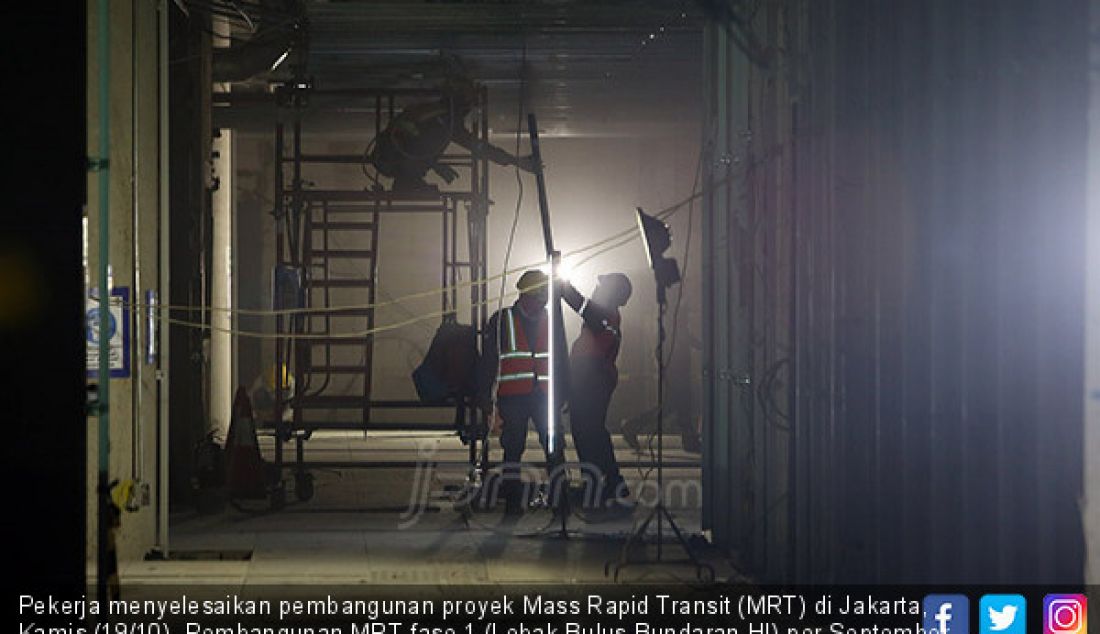 Pekerja menyelesaikan pembangunan proyek Mass Rapid Transit (MRT) di Jakarta, Kamis (19/10). Pembangunan MRT fase 1 (Lebak Bulus-Bundaran HI) per September 2017 telah mencapai 80,5 persen. - JPNN.com
