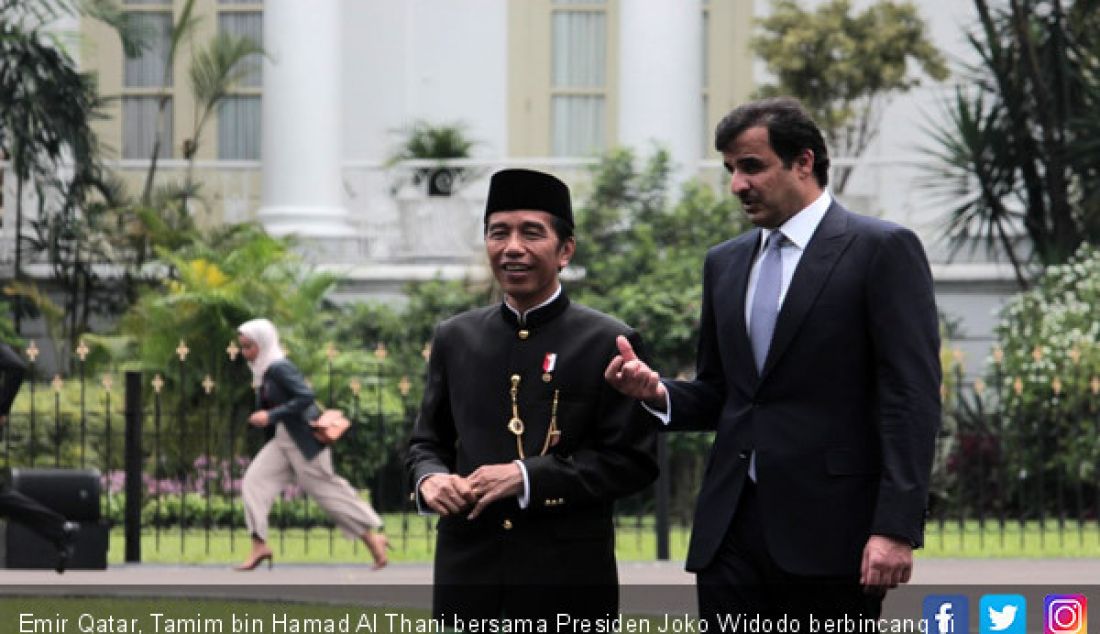 Emir Qatar, Tamim bin Hamad Al Thani bersama Presiden Joko Widodo berbincang di halaman Istana Bogor, Jawa Barat, Rabu (18/10). - JPNN.com
