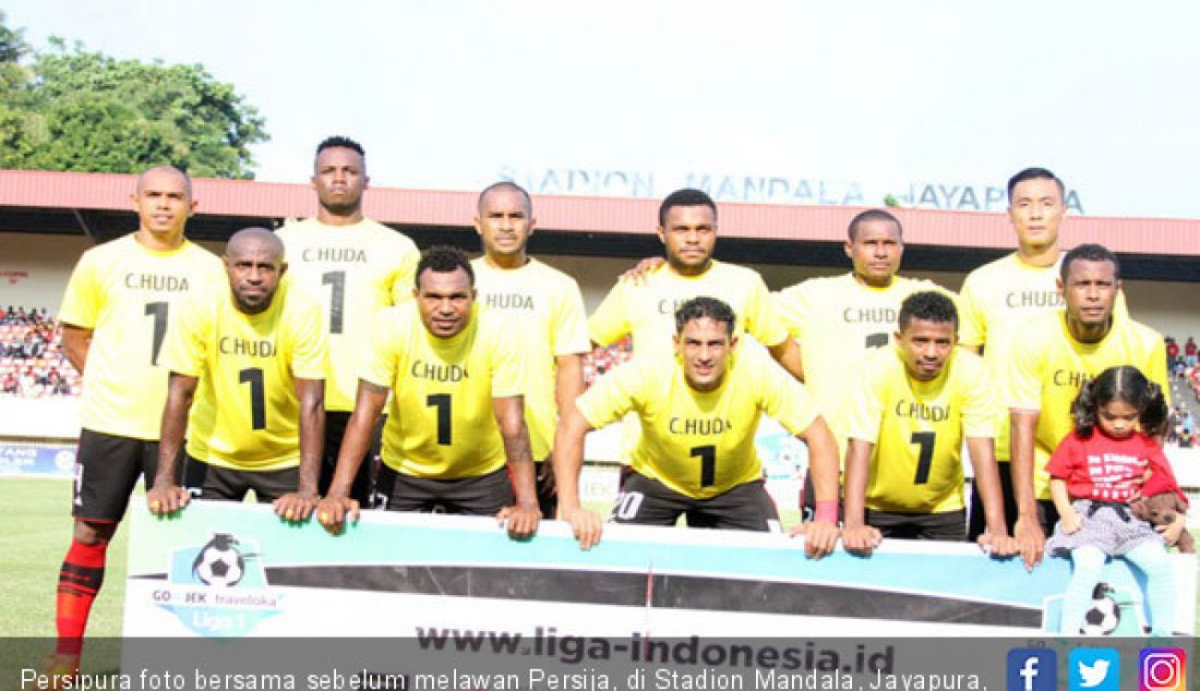 Persipura foto bersama sebelum melawan Persija, di Stadion Mandala, Jayapura, Rabu (18/10). - JPNN.com