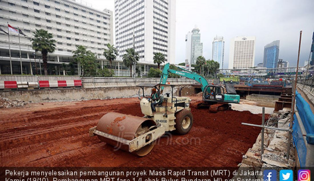 Pekerja menyelesaikan pembangunan proyek Mass Rapid Transit (MRT) di Jakarta, Kamis (19/10). Pembangunan MRT fase 1 (Lebak Bulus-Bundaran HI) per September 2017 telah mencapai 80,5 persen. - JPNN.com