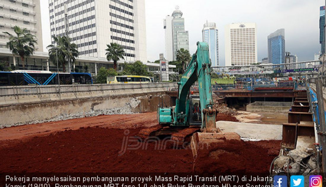 Pekerja menyelesaikan pembangunan proyek Mass Rapid Transit (MRT) di Jakarta, Kamis (19/10). Pembangunan MRT fase 1 (Lebak Bulus-Bundaran HI) per September 2017 telah mencapai 80,5 persen. - JPNN.com
