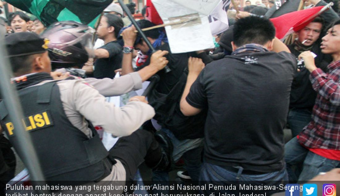 Puluhan mahasiswa yang tergabung dalam Aliansi Nasional Pemuda Mahasiswa-Serang terlibat bentrok dengan aparat kepolisian saat berunjukrasa, di Jalan Jenderal Sudirman, Kota Serang, Jumat (20/10). - JPNN.com