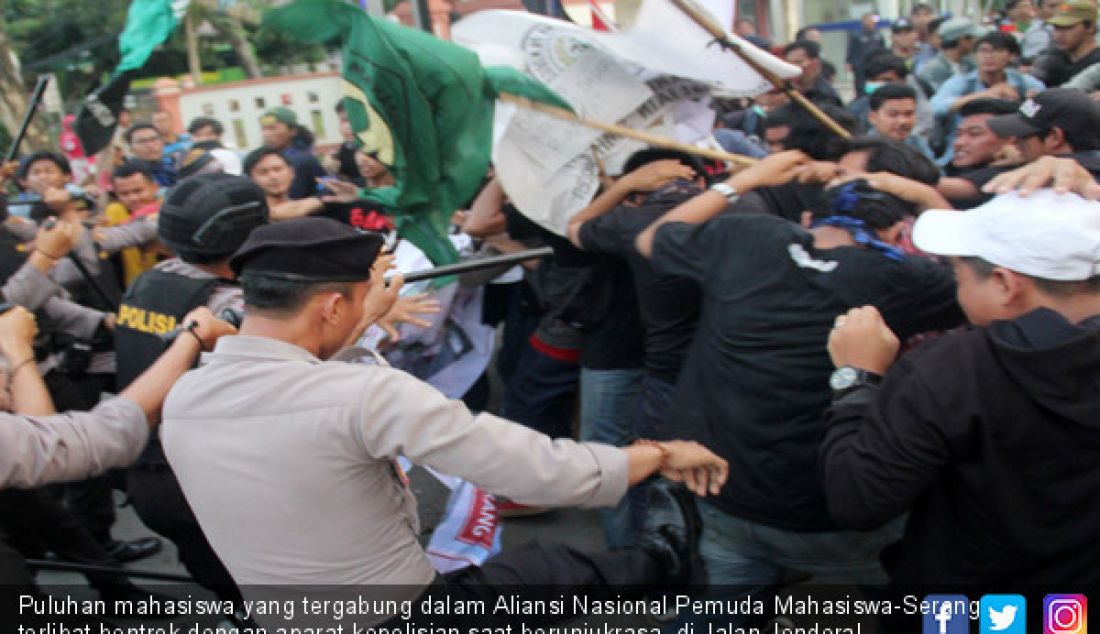 Puluhan mahasiswa yang tergabung dalam Aliansi Nasional Pemuda Mahasiswa-Serang terlibat bentrok dengan aparat kepolisian saat berunjukrasa, di Jalan Jenderal Sudirman, Kota Serang, Jumat (20/10). - JPNN.com