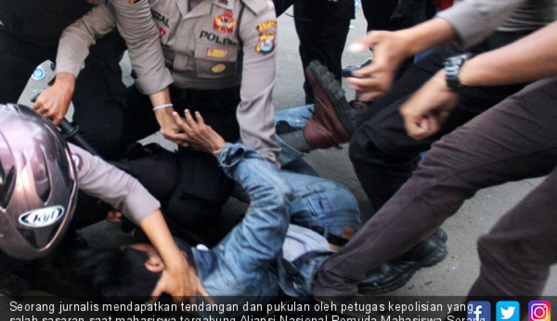 Seorang jurnalis mendapatkan tendangan dan pukulan oleh petugas kepolisian yang salah sasaran saat mahasiswa tergabung Aliansi Nasional Pemuda Mahasiswa-Serang terlibat bentrok dengan aparat kepolisian, Serang, Jumat (20/10). - JPNN.com