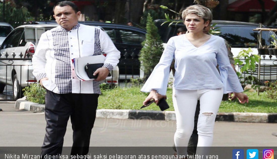Nikita Mirzani diperiksa sebagai saksi pelaporan atas penggunaan twitter yang menghina Panglima TNI di Polda Metro Jaya, Jumat (20/10). - JPNN.com