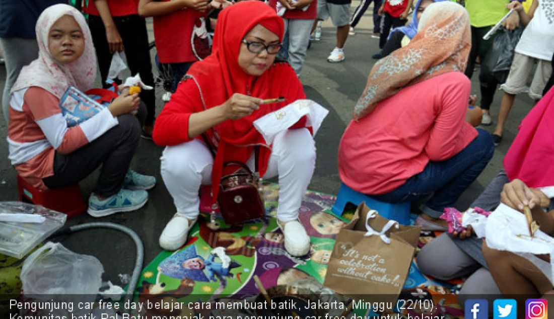 Pengunjung car free day belajar cara membuat batik, Jakarta, Minggu (22/10). Komunitas batik Pal Batu mengajak para pengunjung car free day untuk belajar membuat batik dan sekaligus menggalang dana dana untuk para anak yatim. - JPNN.com