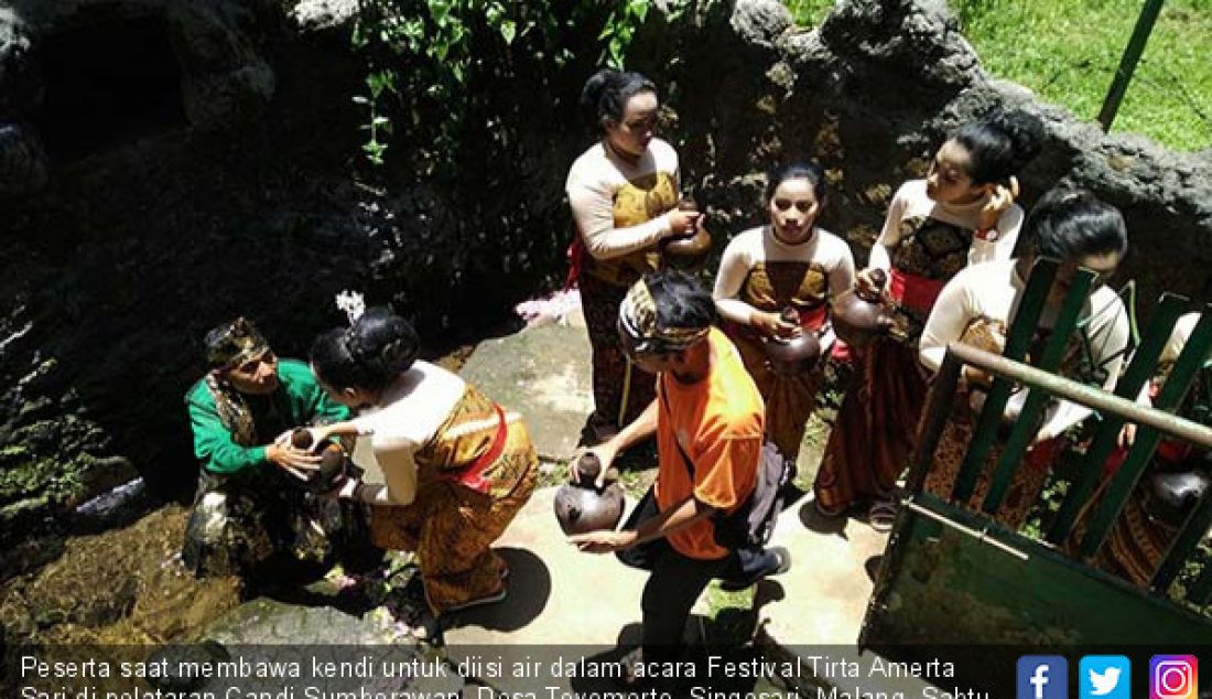 Peserta saat membawa kendi untuk diisi air dalam acara Festival Tirta Amerta Sari di pelataran Candi Sumberawan, Desa Toyomerto, Singosari, Malang, Sabtu (21/10). - JPNN.com