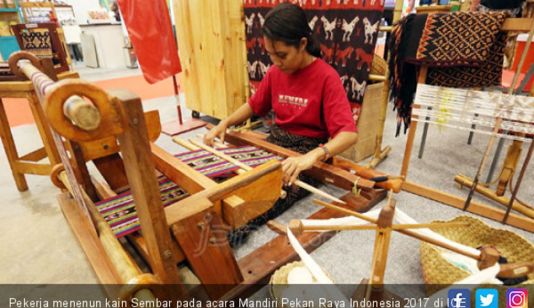 Pekerja menenun kain Sembar pada acara Mandiri Pekan Raya Indonesia 2017 di ICE Serpong, Tangerang, Senin (23/10). - JPNN.com